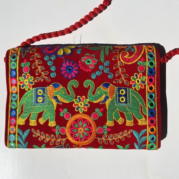 NWT Red Velvet envelope style embroidered clutch with shoulder strap Bag - Picture 7 of 13